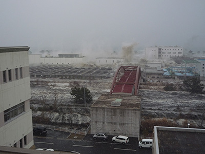津波にのまれる南蒲生浄化センター（平成23年3月11日）