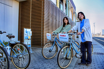 荒井駅から利用できる電動自転車「海手（うみのて）サイクル」（ヘルメットは持参）