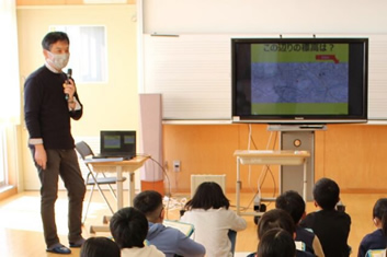 学校周辺の地形を説明する防災ジオラマ推進ネットワークの上島洋代表