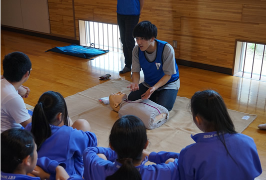 ▲Giving a lecture about first-aid treatment drills