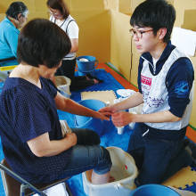 ▲熊本市の避難所での足湯ボランティア